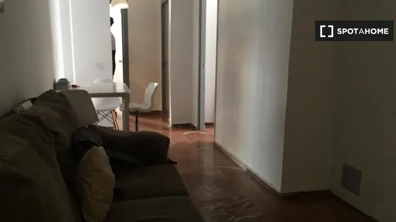 Cómoda habitación con balcón privado en Córdoba