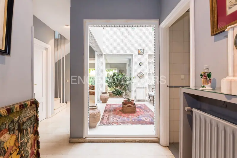 Casa Pareada de Lujo en Madrid: Jardín Privado, Terraza y Ático
