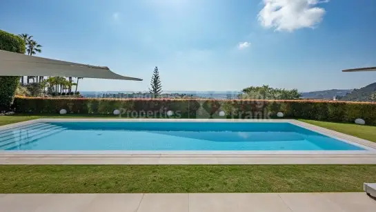 Villa moderna en Los Arqueros, primera linea de golf