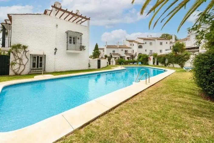 Apartamento 2 Dormitorios en Venta El Paraiso Estepona