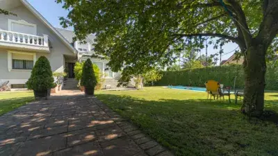 Chalet en Villanueva del Carnero 560m2 con Piscina y Garaje