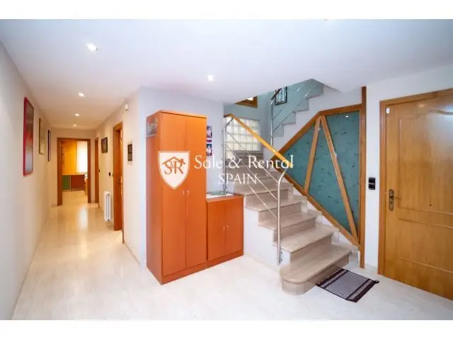 Casa de Pueblo en Blanes Girona con Local Comercial y Atico Duplex