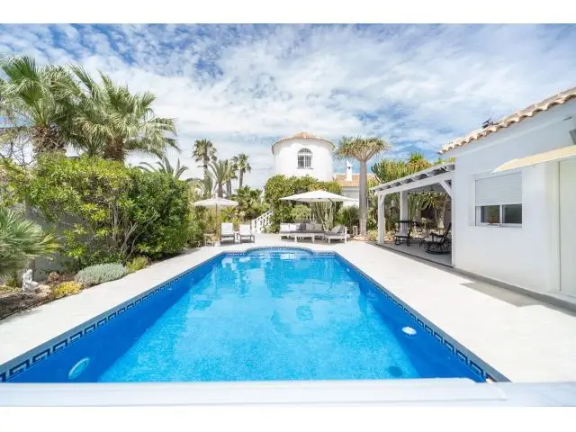 Villa de Lujo en Torrevieja con Piscina y Casas de Invitados