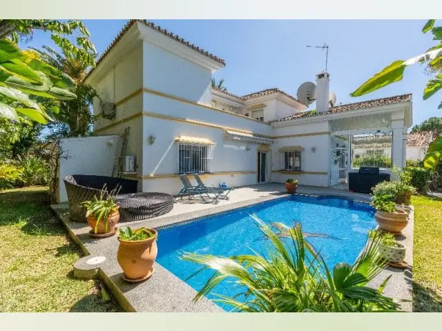 Casa-Villa de 3 Dormitorios en venta Marbesa, España