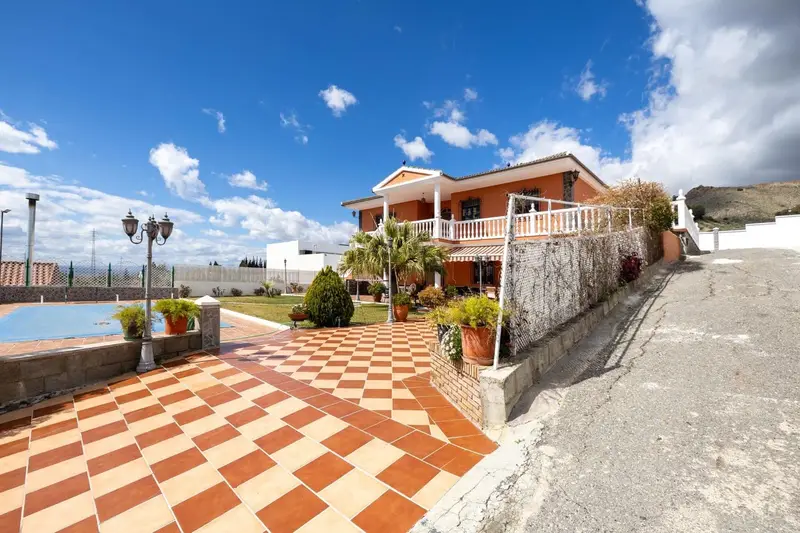 Chalet en Venta Atarfe Granada 317m2 4 Habitaciones Piscina Jardin