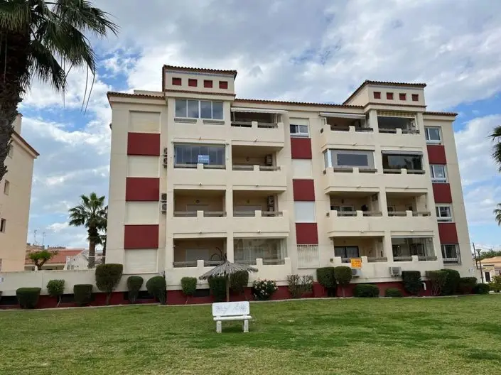 Apartamento 2 Dormitorios Amueblado Urbanizaci	ón Cerrada