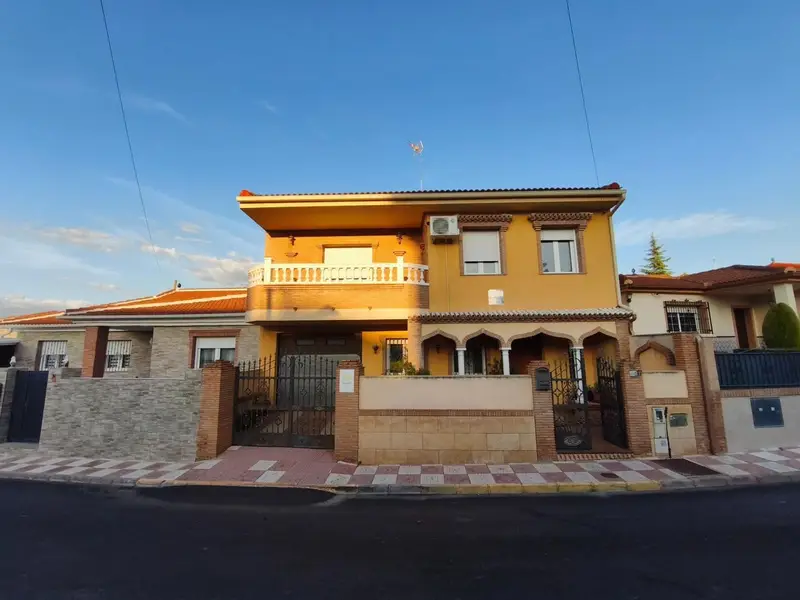 Chalet Pareado en Venta Otura 5 Dormitorios Jardin Piscina