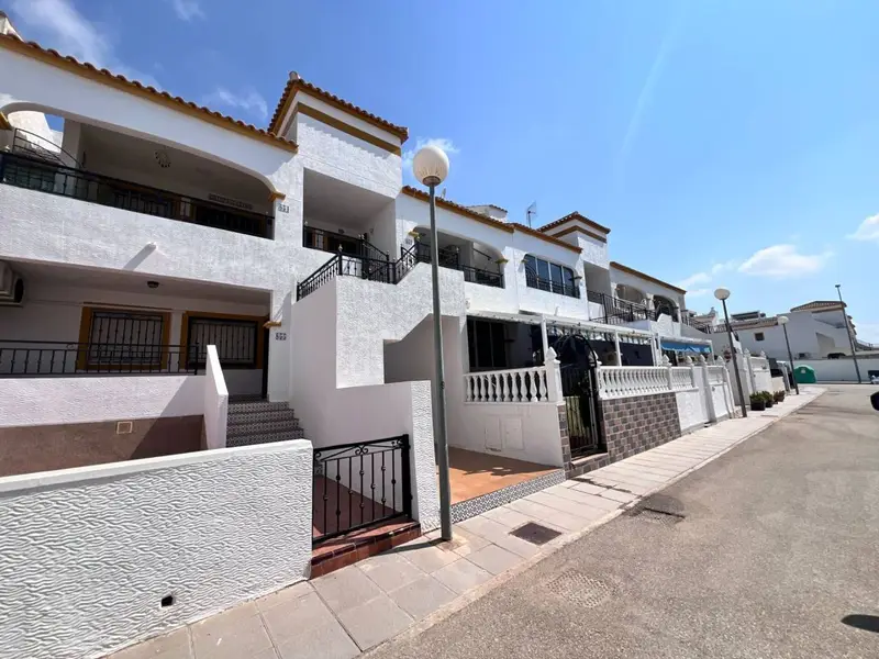 Bungalow Reformado con Piscina y Terraza en Orihuela