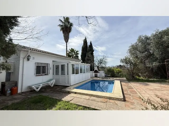 Piso con 2 Dormitorios, Piscina e Invernadero en Cártama