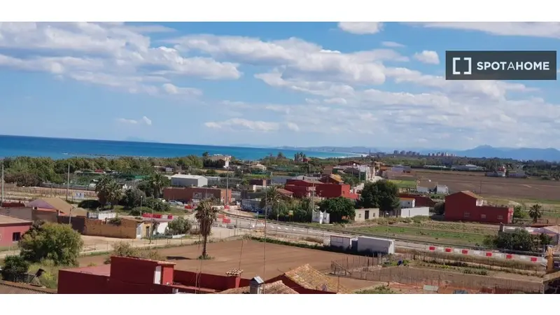 Se alquila habitación en piso de 5 dormitorios en Valencia