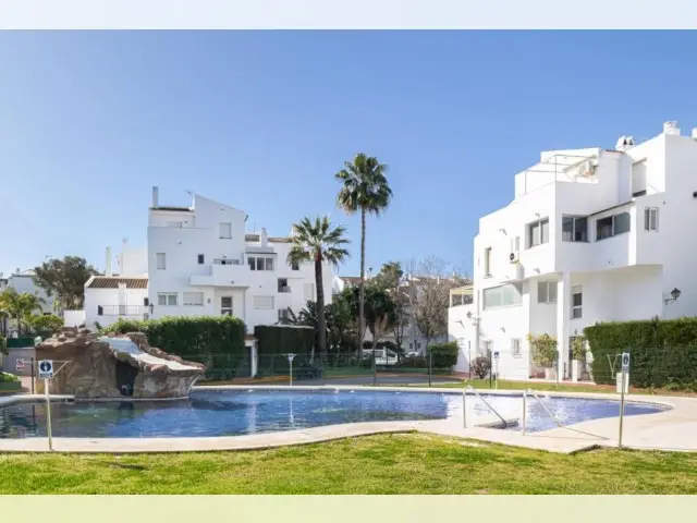 Piso de 3 Dormitorios en venta Elviria, España