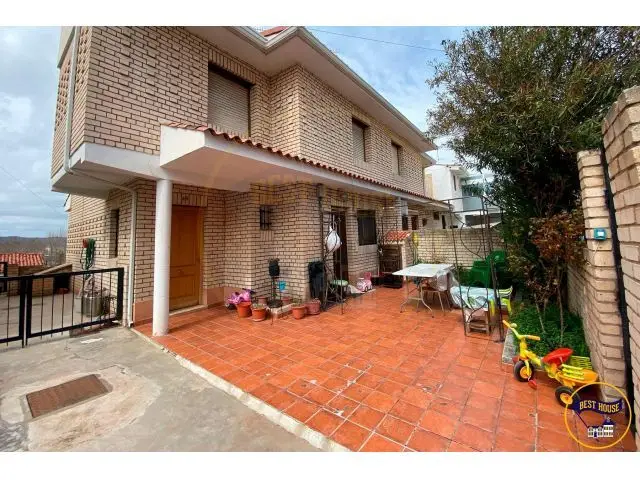 Casa en Venta Centro Cuenca 4 Dormitorios 2 Patios Garaje