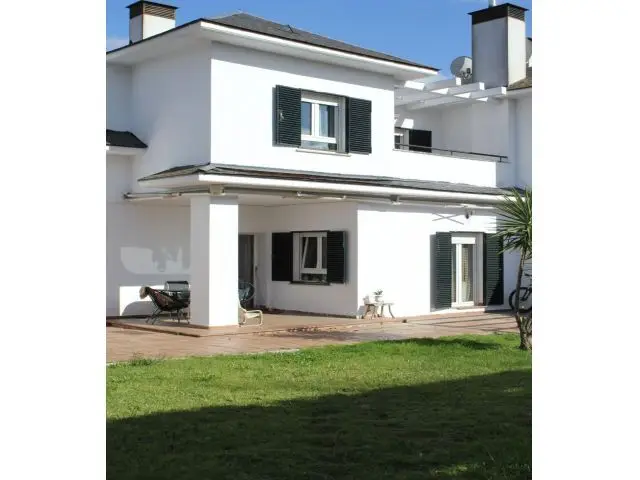 Precioso Chalet en Las Vaguadas con 4 Dormitorios y Piscina
