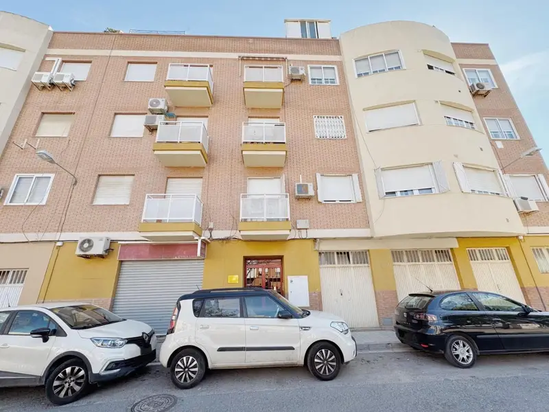 Piso en Venta en Almería Los Angeles: 3 Dormitorios, Terraza y Garaje