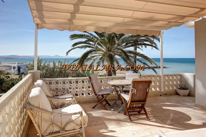 Chalet en D	
	
ia con Piscina Privada y Acceso a la Playa
