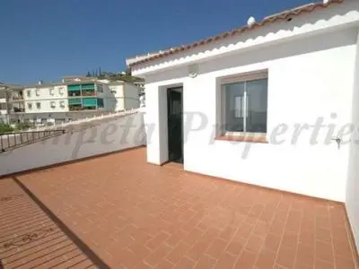 Casa en Pueblo con Vistas al Mar y Aparcamiento