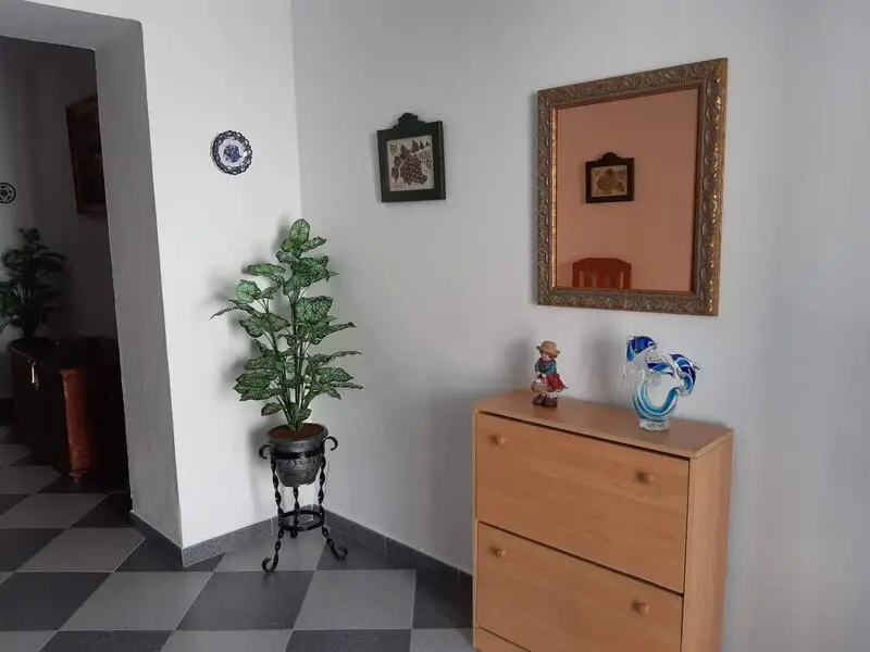 Casa de Pueblo Reformada con 4 Dormitorios y Patio