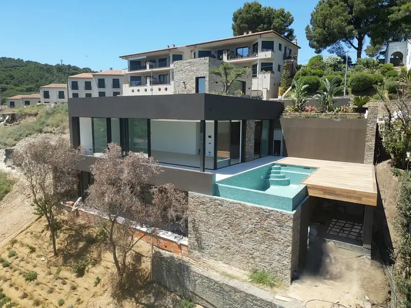 Chalet moderno en venta en Begur con vistas al mar