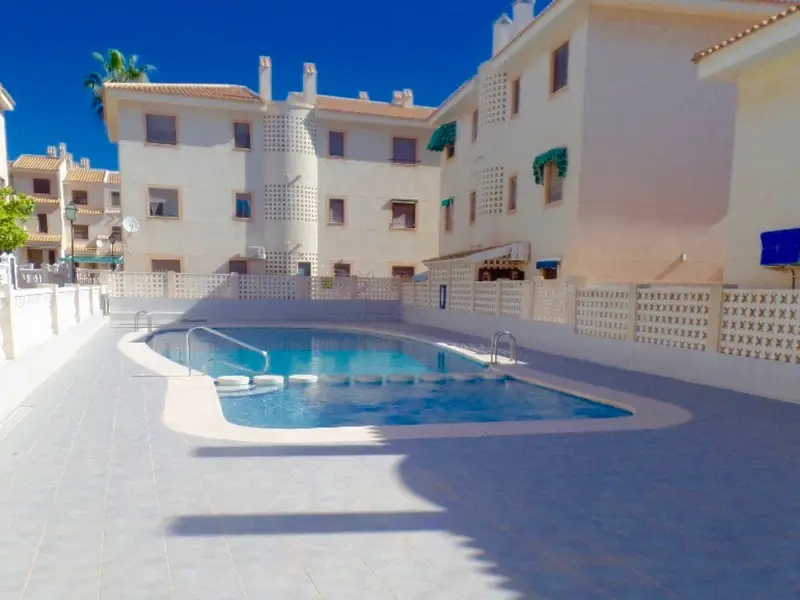 Apartamento en Guardamar del Segura con Piscina cerca de la Playa