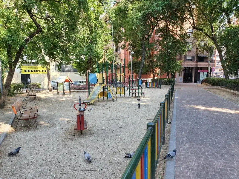 Piso en venta en Salamanca: 3 dormitorios, 9 balcones, muy luminoso