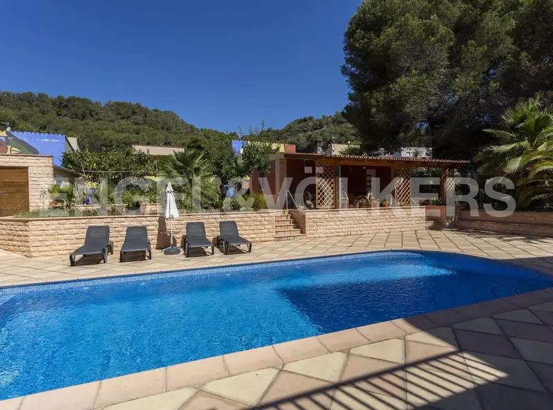 Chalet en Calafell con 2 Viviendas Anexas y Piscina