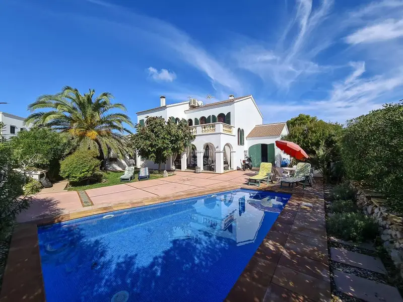 Magnífica Villa con Vistas al Mar en Cala Blanca Menorca