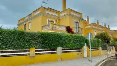 Casa Pareada con Piscina y Jardin Cerca del Centro y la Playa
