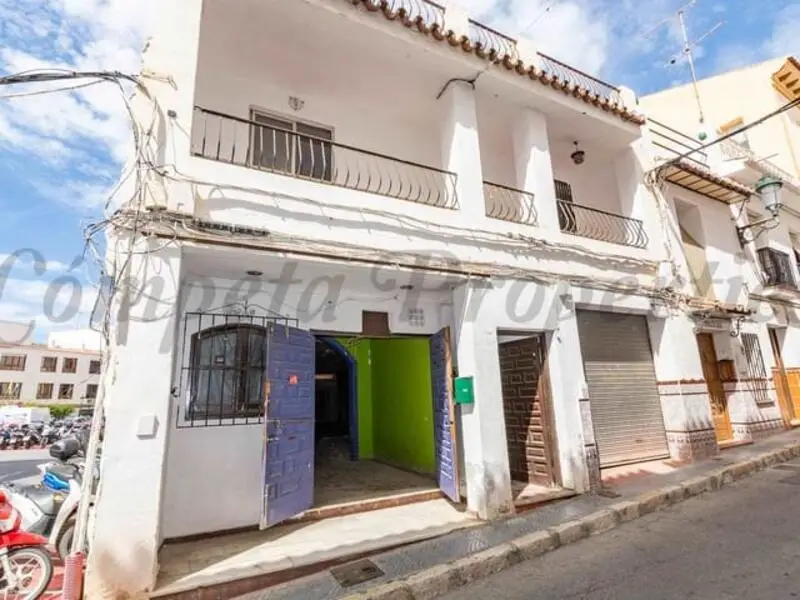 Casa Antigua y Negocio en Nerja Cerca del Balcon de Europa