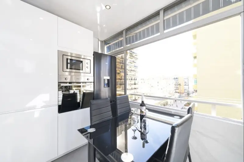 Apartamento Torremolinos Centro: Moderno y Luminoso para 3 Personas