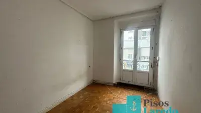 Piso en venta en Santoña para reformar 120m2 4 dormitorios