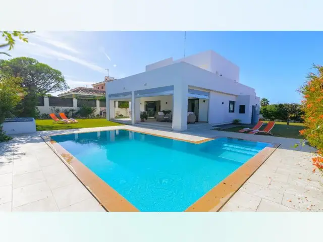Chalet con Piscina Privada cerca de la Playa en Roche