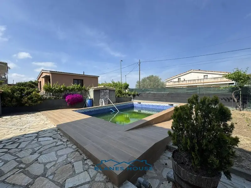 Chalet en Venta Sils Girona 3 Plantas Jardin Piscina
