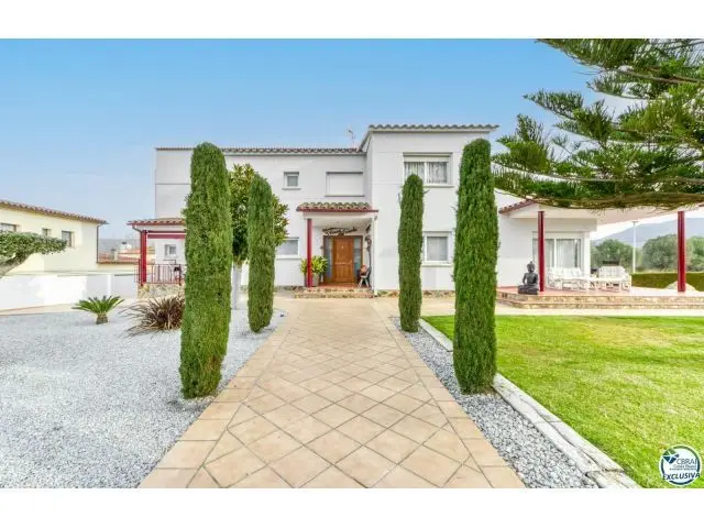 Chalet en Venta en Roses Girona con Piscina Privada y Amplio Terreno