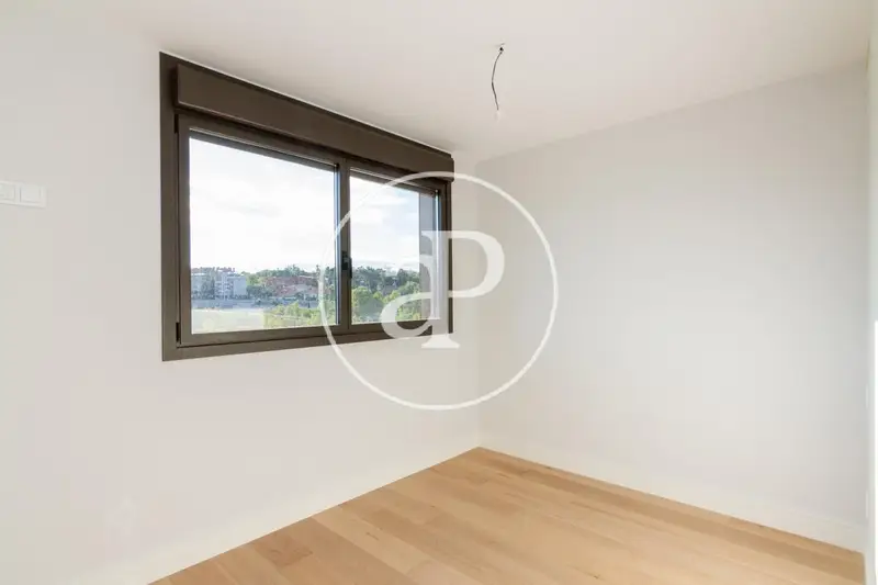 Apartamento en Puerta de Hierro con Terraza y Garaje Doble
