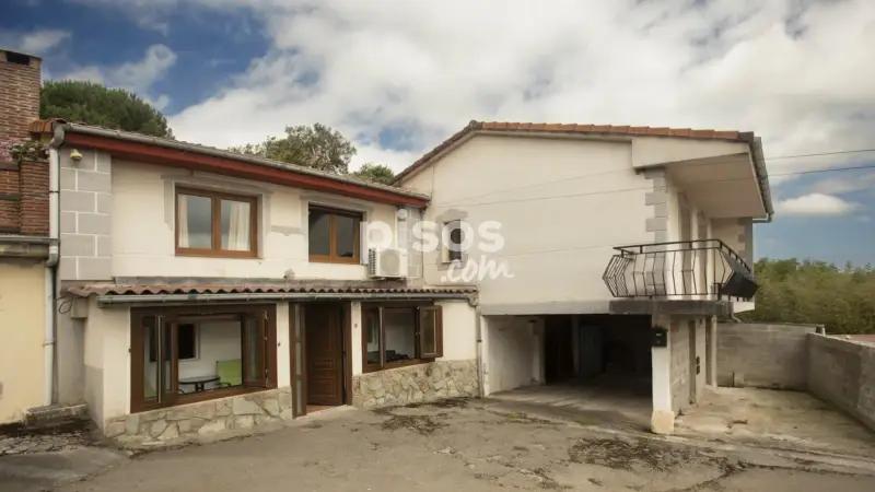 Casa en Venta en Solares: 223m2, Jardín, Garaje, 4 Habitaciones