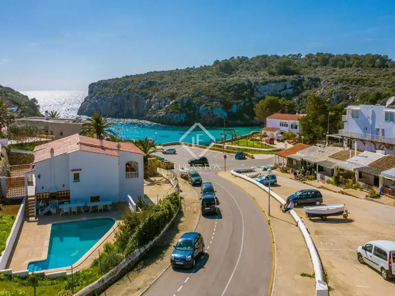 Chalet en venta en Es Canutells con acceso directo al mar