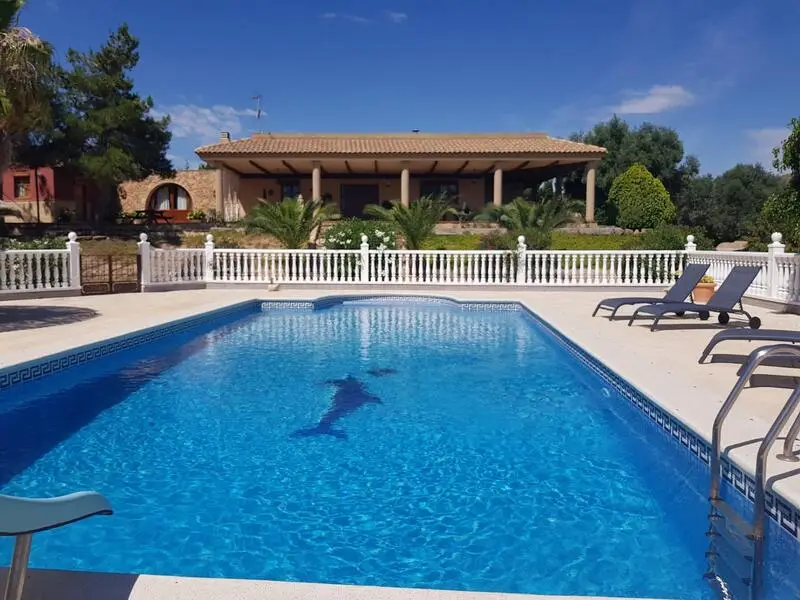 Finca con encanto en Murcia: Jardín, piscina y espacios versátiles