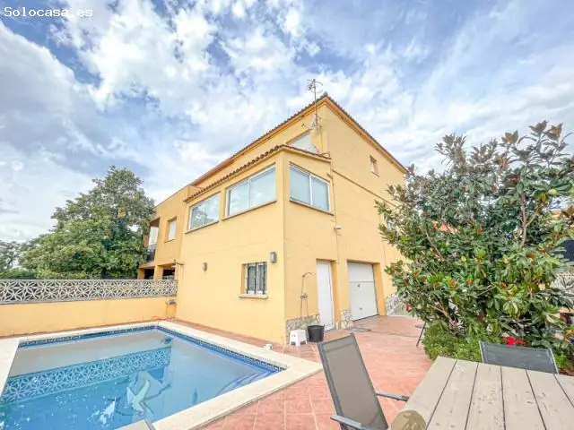 Casa Adosada con Piscina y Jardin en Figueres