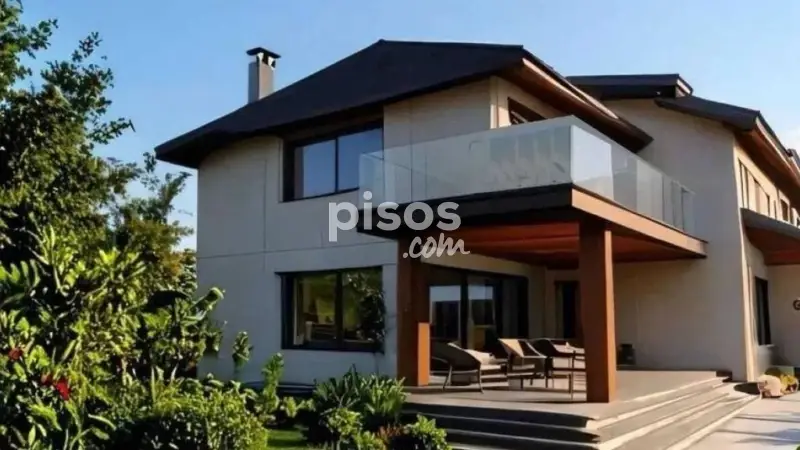 Chalet en Venta en Cambre: Villa con Piscina y Pista Deportiva
