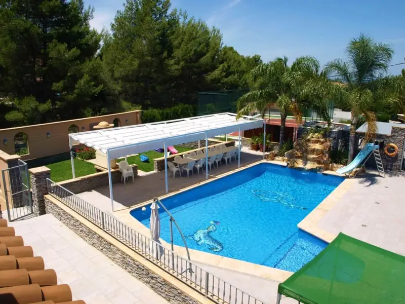 Chalet de Lujo en Dénia con 2 Casas Adosadas y Piscina Privada