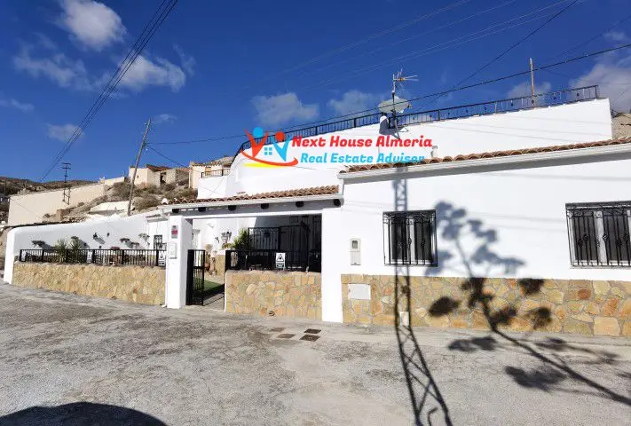 Casa Cueva Reformada en Zújar 4 Dormitorios Terraza Jardín Garaje