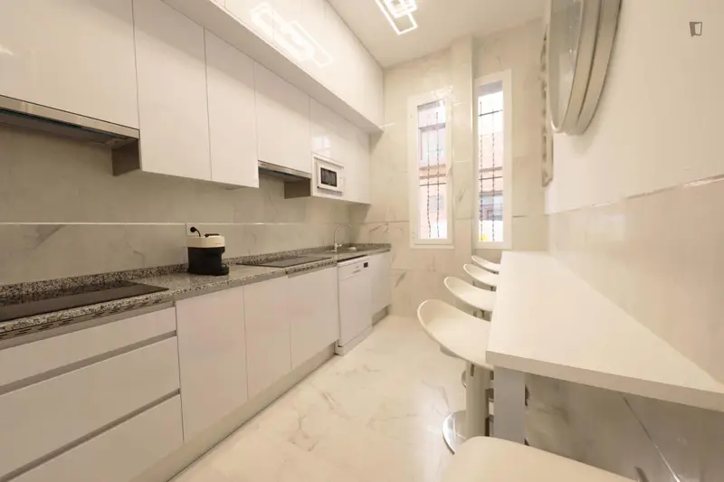 Habitacion Doble con Baño Privado en Piso Compartido