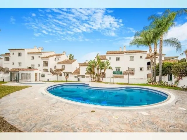 Casa Adosada en Venta El Paraiso Estepona 2 Dormitorios Jardin Privado
