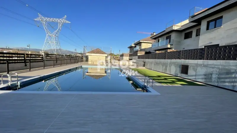 Ático de Lujo en Urbanización Cerrada con Piscina y Pista de Pádel