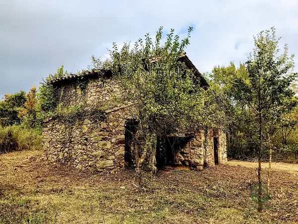 Masia historica en Girona con vistas a la montana