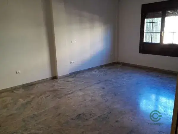 Casa Adosada en Mirabueno con 4 Dormitorios y Garaje