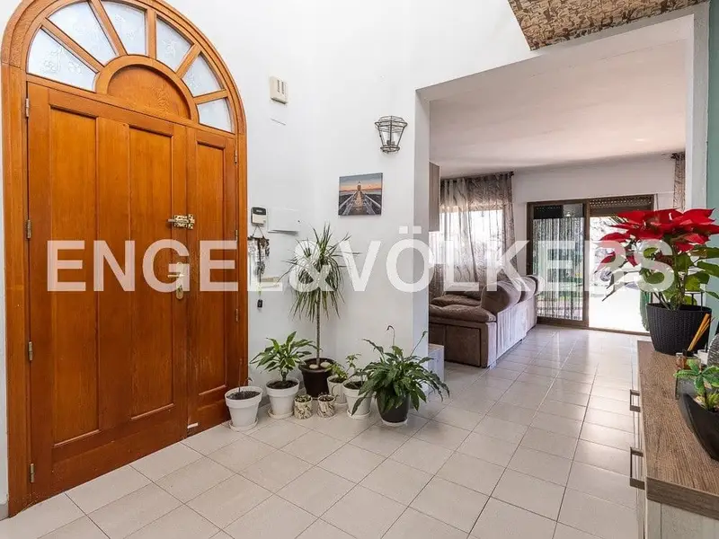 Chalet en Almassora cerca del mar con 4 habitaciones y garaje