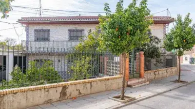 Casa familiar en Vegas del Genil con dos viviendas