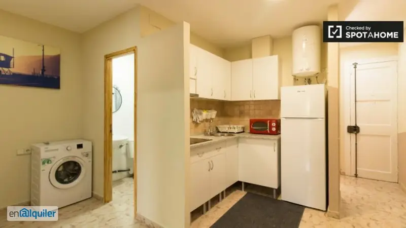 Se alquila habitación en piso de 4 dormitorios en Barcelona