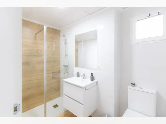 Habitación individual, con baño privado, en un piso de 8 habitaciones